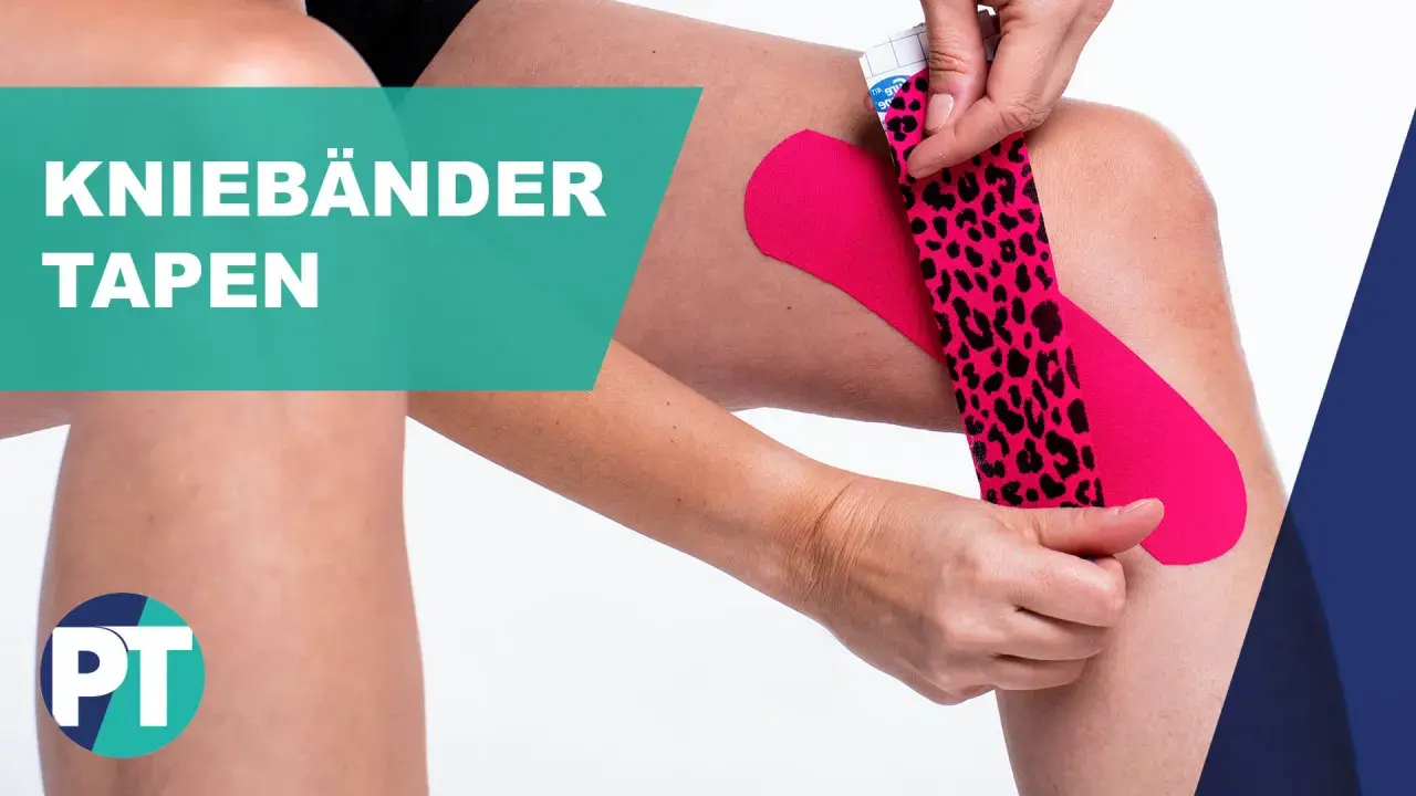 Kniebänder tapen bei Schmerzen: Eine Person legt pinkes Kinesio-Tape mit Leopardenmuster auf ein Knie.