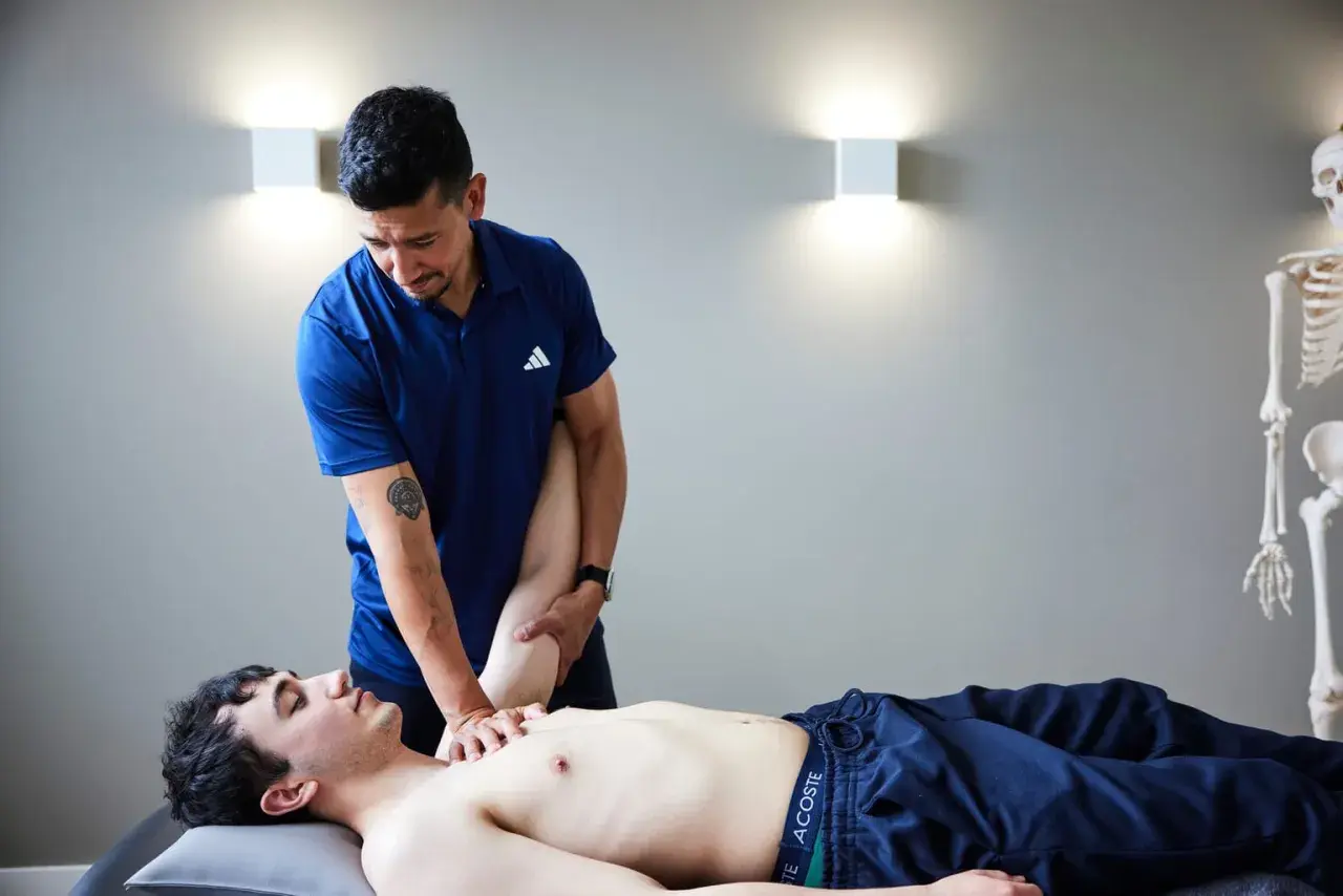 Therapeut behandelt Patientenarm. Einblicke in den Unterschied Physiotherapie und Osteopathie.