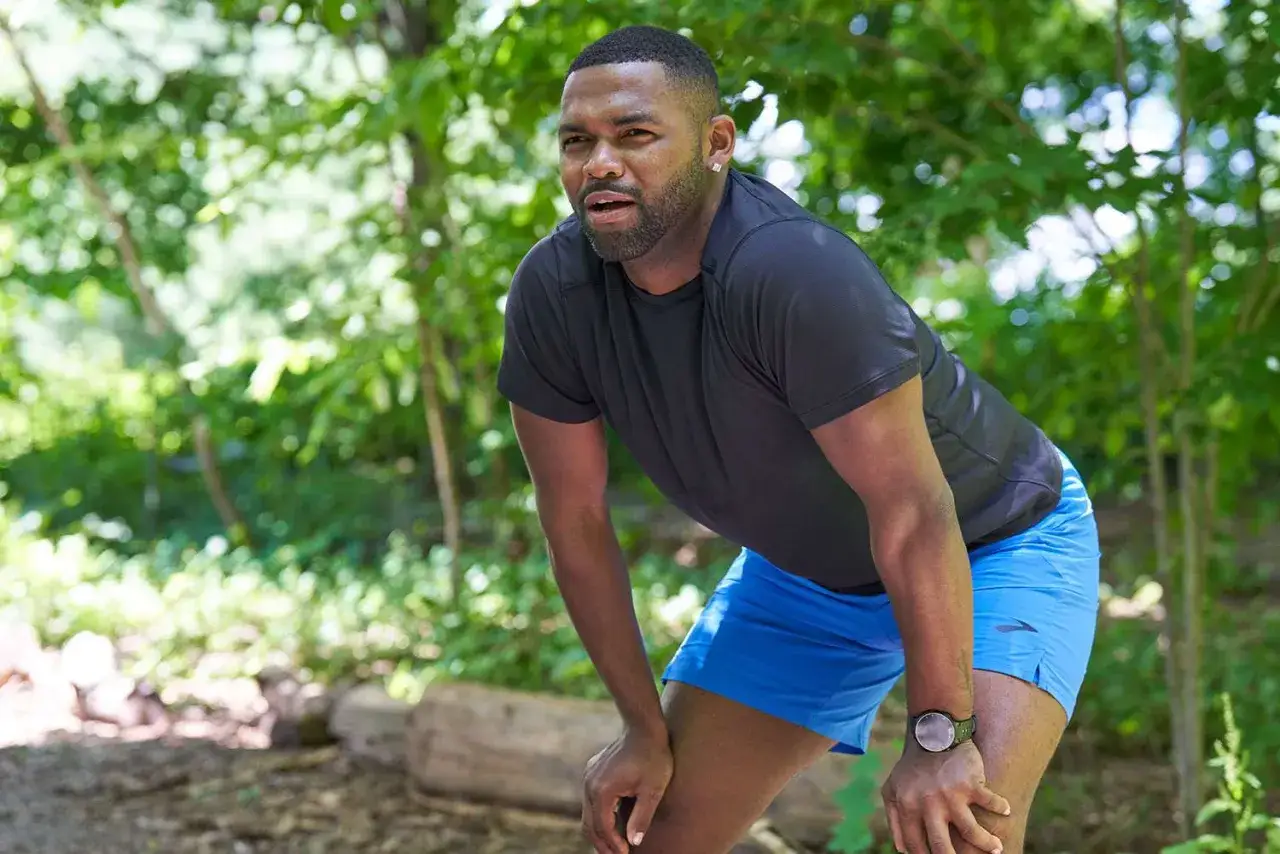 Ein Mann im Wald macht eine Trainingspause. Eine Woche Trainingspause ist sinnvoll f&uuml;r die Erholung.