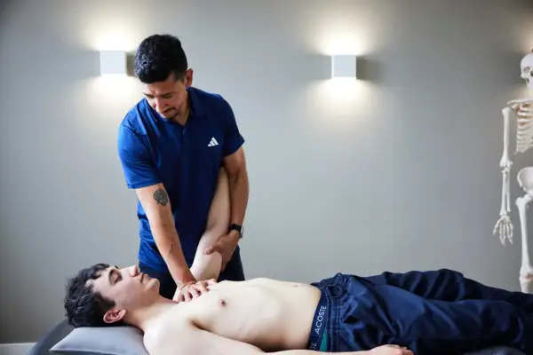Therapeut behandelt Patientenarm. Einblicke in den Unterschied Physiotherapie und Osteopathie.